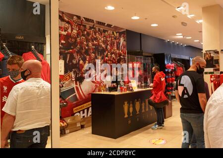 Cork, Irlande. 29 août 2020. Ouverture du magasin Liverpool FC, Cork City. Un magasin éclair du Liverpool FC a ouvert ses portes aujourd'hui à 12:00 sur la rue St Patrick. Le magasin vend la marchandise officielle des gagnants de la Premier League 2020. Credit: Damian Coleman/Alay Live News Banque D'Images