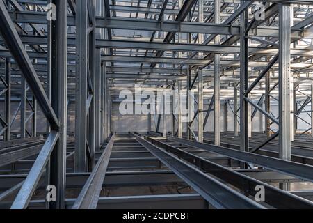 Structure en acier d'un entrepôt à grande hauteur Banque D'Images