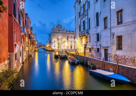 Canal dans la vieille ville de Venise au crépuscule avec La Scuola Grande di San Marco à l'arrière Banque D'Images