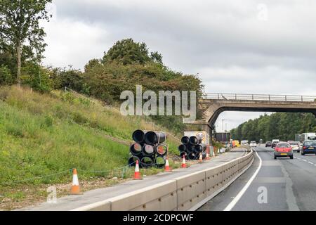 Northamptonshire, Royaume-Uni. 29 août 2020. Commencez tout à fait le week-end de vacances Bank sur l'autoroute M1 en direction du nord, où des travaux de modernisation à l'autoroute intelligente entre les sorties 13 et 16, se déroulent cette extension est utilisée par plus de 127,000 véhicules par jour et devrait être terminée en 2022-23, des images prises entre 15-16 depuis le siège passager. Crédit : Keith J Smith./Alamy Live News Banque D'Images