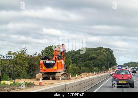 Northamptonshire, Royaume-Uni. 29 août 2020. Commencez tout à fait le week-end de vacances Bank sur l'autoroute M1 en direction du nord, où des travaux de modernisation à l'autoroute intelligente entre les sorties 13 et 16, se déroulent cette extension est utilisée par plus de 127,000 véhicules par jour et devrait être terminée en 2022-23, des images prises entre 15-16 depuis le siège passager. Crédit : Keith J Smith./Alamy Live News Banque D'Images