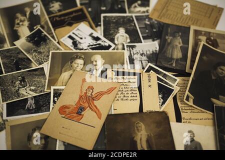 Des photos nostalgiques avec des sacs de film historique et un appareil-photo en rouleau, généalogie Banque D'Images