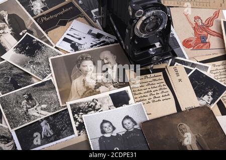 Des photos nostalgiques avec des sacs de film historique et un appareil-photo en rouleau, généalogie Banque D'Images