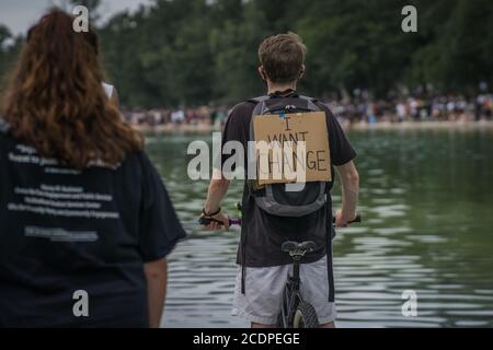 DC, États-Unis. 28 août 2020. Le réseau national d'action a organisé une marche commémorative à l'occasion de l'anniversaire de la marche de la droite civile en 1963. La Marche de l'engagement a attiré des milliers de personnes à la piscine Lincoln Memorial à Washington DC. (Photo de Steve Sanchez/Pacific Press) Credit: Pacific Press Media production Corp./Alay Live News Banque D'Images