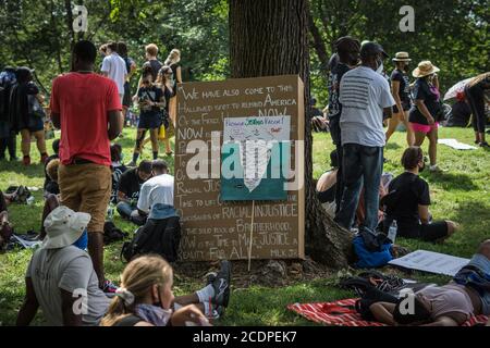 DC, États-Unis. 28 août 2020. Le réseau national d'action a organisé une marche commémorative à l'occasion de l'anniversaire de la marche de la droite civile en 1963. La Marche de l'engagement a attiré des milliers de personnes à la piscine Lincoln Memorial à Washington DC. (Photo de Steve Sanchez/Pacific Press) Credit: Pacific Press Media production Corp./Alay Live News Banque D'Images