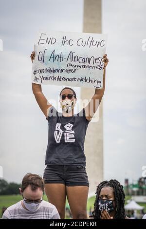 DC, États-Unis. 28 août 2020. Le réseau national d'action a organisé une marche commémorative à l'occasion de l'anniversaire de la marche de la droite civile en 1963. La Marche de l'engagement a attiré des milliers de personnes à la piscine Lincoln Memorial à Washington DC. (Photo de Steve Sanchez/Pacific Press) Credit: Pacific Press Media production Corp./Alay Live News Banque D'Images