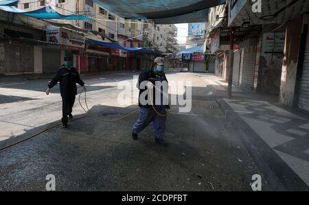 Gaza. 29 août 2020. Des travailleurs palestiniens effectuent des travaux de désinfection dans le contexte de l'épidémie COVID-19 dans la ville de Khan Younis, dans le sud de la bande de Gaza, le 29 août 2020. Credit: Yasser Qudih/Xinhua/Alay Live News Banque D'Images