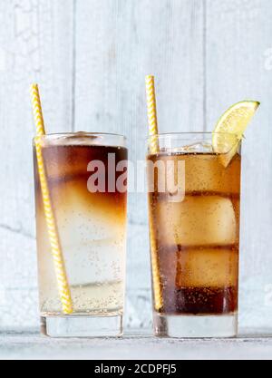 Verres de cocktails Dark 'n' Stormy et Cuba libre Banque D'Images