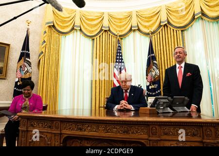 Le président des États-Unis Donald J. Trump et Alice Marie Johnson, défenseure de la réforme de la justice pénale, se sont inclinés dans la prière dirigée par le pasteur Robert Jeffries dans le Bureau ovale de la Maison Blanche le 28 août 2020. Credit: Anna Moneymaker / Pool via CNP /MediaPunch Banque D'Images
