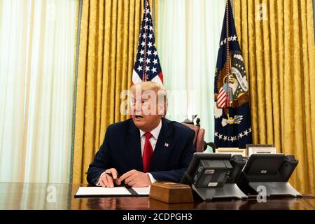 Le président des États-Unis Donald J. Trump s'adresse aux journalistes en annonçant qu'il accorde à Alice Marie Johnson, avocate de la réforme de la justice pénale, une grâce complète dans le Bureau ovale de la Maison Blanche à Washington, DC le 28 août 2020. Credit: Anna Moneymaker / Pool via CNP /MediaPunch Banque D'Images