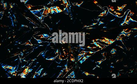 Couleur sombre fluo holographique froissé, texture froissée. Arrière-plan arc-en-ciel multicolore abstrait Banque D'Images