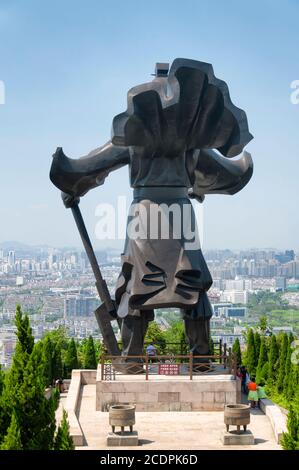 Shaoxing, Chine. 28 août 2016. L'arrière du bronze yu le grand fondateur de la dynastie xia (2070-1600 av. J.-C.) statue surplombant la ville de Shaox Banque D'Images