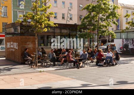 Cork, Irlande. 29 août 2020. Les foules de Shoppers prennent le temps chaud de Cork City. Aujourd'hui, de nombreux acheteurs se sont enfuis dans la ville pour profiter du temps chaud qui est prévu pour le week-end, avec des températures atteignant 15 degrés aujourd'hui, beaucoup sont allés profiter des cafés en plein air et les repas en plein air dans la ville ainsi que de trouver des magasins. Credit: Damian Coleman/Alay Live News Banque D'Images