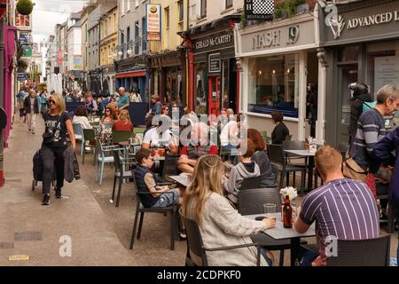 Cork, Irlande. 29 août 2020. Les foules de Shoppers prennent le temps chaud de Cork City. Aujourd'hui, de nombreux acheteurs se sont enfuis dans la ville pour profiter du temps chaud qui est prévu pour le week-end, avec des températures atteignant 15 degrés aujourd'hui, beaucoup sont allés profiter des cafés en plein air et les repas en plein air dans la ville ainsi que de trouver des magasins. Credit: Damian Coleman/Alay Live News Banque D'Images