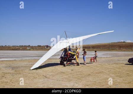 trike sur le lac salé. Préparation du vol. Banque D'Images