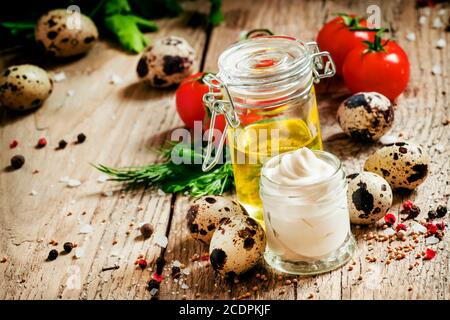 Sauce mayonnaise avec œufs de caille dans un pot en verre avec légumes, herbes et épices, concentré sélectif Banque D'Images