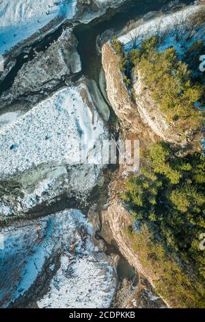 Rivière Bialka gelée et roche de Kramnica en hiver, vue aérienne, Pologne Banque D'Images