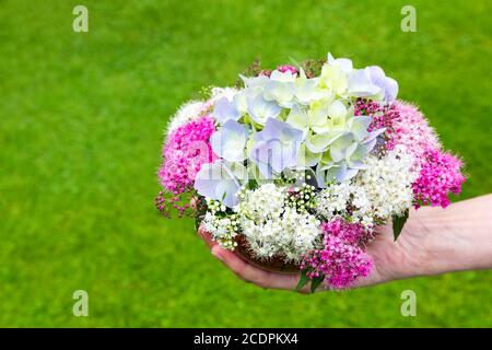 Bouquet de fleurs d'été à la main dans un vase Banque D'Images