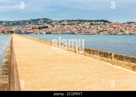 Ville grecque Port Argostoli avec route sur le pont Banque D'Images