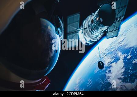 Astronaute regardant l'espace profond, la galaxie et les planètes depuis la fenêtre de sa capsule. Concept de la science et de l'exploration spatiale Banque D'Images