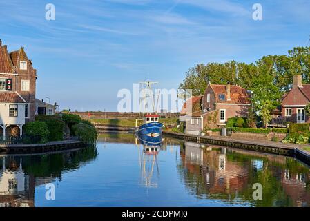 Vue pittoresque avec reflets d'eau et vieux bâtiments historiques dans Enkhuizen sur l'Ijsselmeer aux pays-Bas Banque D'Images