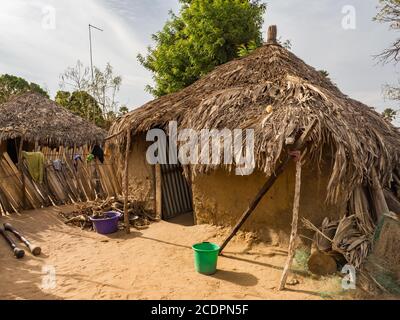 Sénégal, Afrique - janvier 2019 : petit village africain traditionnel avec maisons en argile recouvertes de feuilles de palmier Banque D'Images