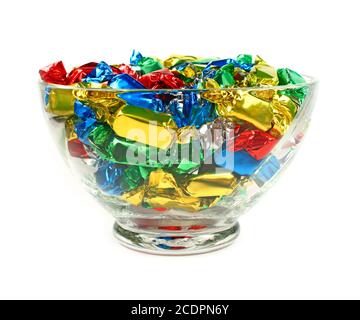 Bonbons enveloppés de feuilles de couleur sur fond blanc Banque D'Images