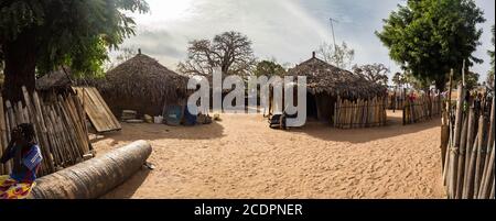 Sénégal, Afrique - janvier 2019 : petit village africain traditionnel avec maisons en argile recouvertes de feuilles de palmier. Vue panoramique. Banque D'Images