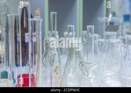 objet de groupe de verrerie de laboratoire limpid, photo horizontale Banque D'Images