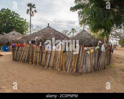 Sénégal, Afrique - janvier 2019 : petit village africain traditionnel avec maisons en argile recouvertes de feuilles de palmier Banque D'Images