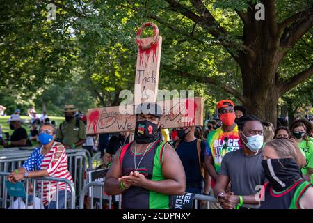 Washington, États-Unis. 28 août 2020. Un homme se tient devant une croix faite maison lors d'une manifestation de brutalité policière tenue au Lincoln Memorial à Washington, DC à Washington, DC le 28 août 2020. (Photo par Matthew Rodier/Sipa USA) crédit: SIPA USA/Alay Live News Banque D'Images