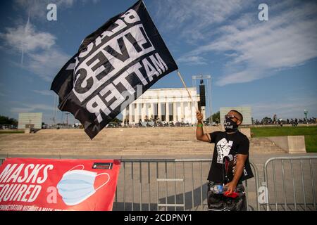 Washington, États-Unis. 28 août 2020. Un homme fait la vague d'un drapeau de la matière Black Lives devant le Lincoln Memorial à Washington, DC, le 28 août 2020. (Photo par Matthew Rodier/Sipa USA) crédit: SIPA USA/Alay Live News Banque D'Images