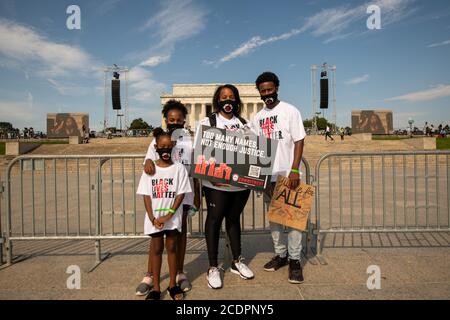 Washington, États-Unis. 28 août 2020. Une famille affiche des signes lors d'une manifestation de brutalité policière tenue au Lincoln Memorial à Washington, DC à Washington, DC le 28 août 2020. (Photo par Matthew Rodier/Sipa USA) crédit: SIPA USA/Alay Live News Banque D'Images