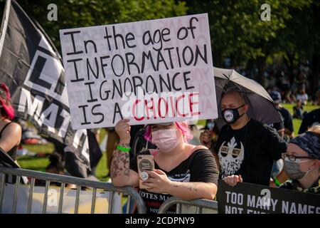 Washington, États-Unis. 28 août 2020. Une femme signe une manifestation contre la brutalité policière tenue au Lincoln Memorial à Washington, DC à Washington, DC le 28 août 2020. (Photo par Matthew Rodier/Sipa USA) crédit: SIPA USA/Alay Live News Banque D'Images