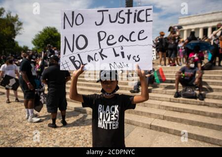 Washington, États-Unis. 28 août 2020. Un jeune garçon tient un signe pour soutenir Black Lives Matter lors d'une manifestation de brutalité policière tenue au Lincoln Memorial à Washington, DC le 28 août 2020. (Photo par Matthew Rodier/Sipa USA) crédit: SIPA USA/Alay Live News Banque D'Images