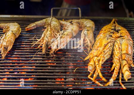 HUA HIN, THAÏLANDE - 2015 FÉVRIER. De grandes crevettes sur le grill au restaurant thaïlandais. Banque D'Images