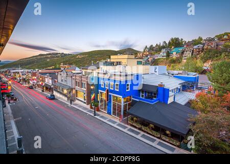 Park City, Utah, USA ville sur Main Street au crépuscule. Banque D'Images