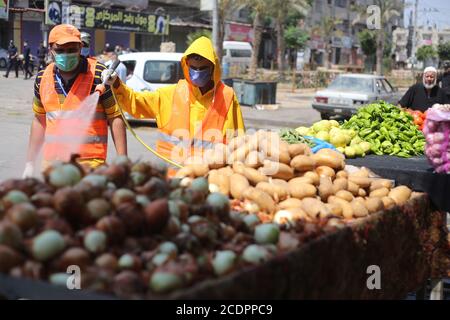 Rafah. 29 août 2020. Les travailleurs palestiniens effectuent des travaux de désinfection dans le contexte de l'épidémie COVID-19 dans la ville de Rafah, dans le sud de la bande de Gaza, le 29 août 2020. Credit: Khaled Omar/Xinhua/Alamy Live News Banque D'Images