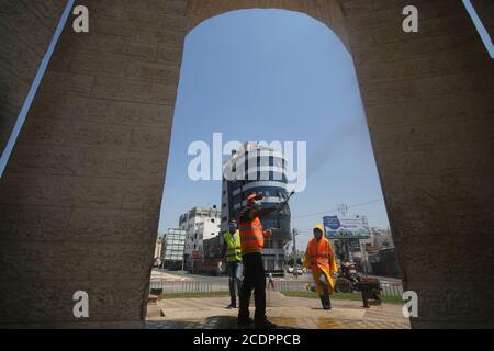 Rafah. 29 août 2020. Les travailleurs palestiniens effectuent des travaux de désinfection dans le contexte de l'épidémie COVID-19 dans la ville de Rafah, dans le sud de la bande de Gaza, le 29 août 2020. Credit: Khaled Omar/Xinhua/Alamy Live News Banque D'Images