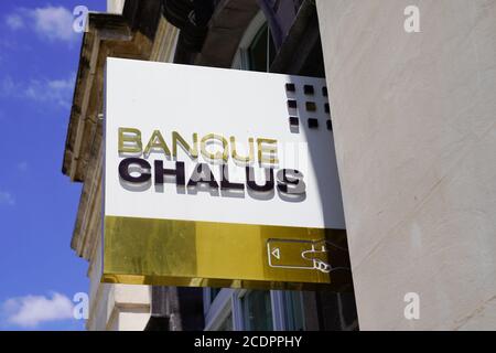 Bordeaux , Aquitaine / France - 08 25 2020 : banque chalus logo doré et texte signe avant du bâtiment rue du bureau Agence bancaire française Banque D'Images