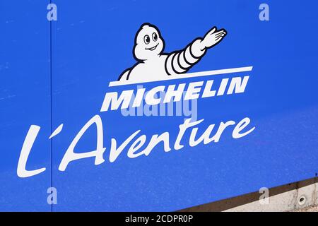 Clermont Ferrand , auvergne / France - 08 10 2020 : logo Michelin l'aventure bibendum signe bleu et texte logo sur le musée d'entreprise Banque D'Images