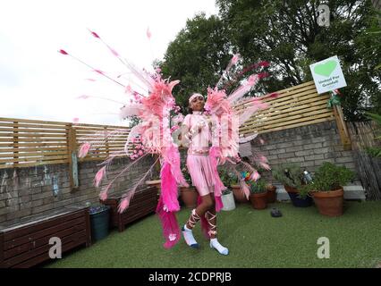 L'ambassadrice de Notting Hill Carnival A'Sha Morris, 12 ans, dans son costume de Carnival 2020 chez elle à Notting Hill, Londres. Banque D'Images