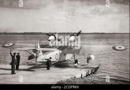 Prêt pour le décollage, un bateau amphibie Saro Cloud conçu et construit par Saunders-Roe pour les vols de passagers britanniques à la fin des années 20. Le ministère de l'Air a commandé un avion pour l'évaluation en tant qu'instructeur et, après l'évaluation, il en a commandé seize autres pour la formation des pilotes et des navigateurs. Désigné A.29, il avait des supports de canon dans les compartiments de l'arc et de l'arrière et pouvait également transporter quatre bombes d'entraînement de 50 lb. Avec de la place pour six étudiants, il a servi d'avion de formation pour les pilotes et les navigateurs, avant d'être affecté à de plus grands bateaux volants avec des unités de vol de la RAF de première ligne. Banque D'Images