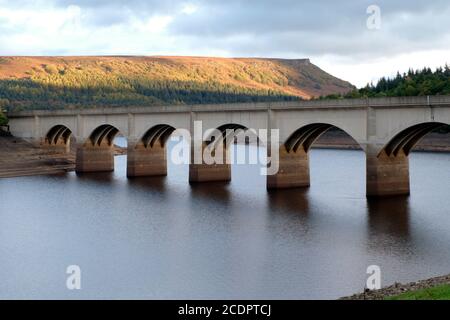 Ashopton Viaduct au-dessus du réservoir Ladybower avec Banford Edge au loin, Derbyshire Peak District Banque D'Images