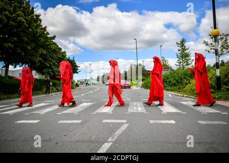 Les rebelles rouges de la rébellion d'extinction marchent alors qu'ils prennent part à une manifestation à Bristol, contre le plan d'agrandissement de l'aéroport international de Bristol, alors qu'un week-end d'extinction de la rébellion commence à travers le pays. Date de la photo: Samedi 29 août 2020. Voir PA Story PROTEST Climate. Le crédit photo devrait se lire : Ben Birchall/PA Wire Banque D'Images
