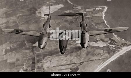 Le Lockheed P-38 Lightning était un avion de chasse américain de la Seconde Guerre mondiale doté de deux flèches distinctes et d'une nacelle centrale contenant le poste de pilotage et l'armement. En plus de son utilisation comme combattant général, le P-38 a servi dans divers rôles de combat aérien, de chasseur de nuit, de chasseur d'escorte à longue distance (avec des chars d'assaut), de Pathfinder, et comme chasseur-bombardier lors de l'invasion de la Normandie et de l'avance des alliés à travers la France en Allemagne. Il a également été utilisé dans le rôle de reconnaissance aérienne, le P-38 a représenté 90 pour cent du film aérien capturé au-dessus de l'Europe. Banque D'Images