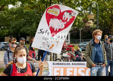 Kellinghusen, Allemagne. 29 août 2020. Un participant possède une bannière avec l'inscription « Sé US All Animals are Our Friends » lors d'une démonstration sur la place du marché. L'alliance «ensemble contre l'industrie animale» s'est mobilisée pour une manifestation contre Tönnies. La société Tönnies demande un peu moins de 40,000 000 dommages aux membres du groupe Tönnies. La compagnie de viande accuse le groupe d'avoir causé des dommages économiques à l'entreprise en bloquant son abattoir le 21.10.2019. Credit: Georg Wendt/dpa/Alay Live News Banque D'Images