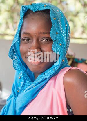 Nianing, Sénégal - 24 janvier 2019 : Portrait de la jeune femme sénégalaise. Afrique Banque D'Images