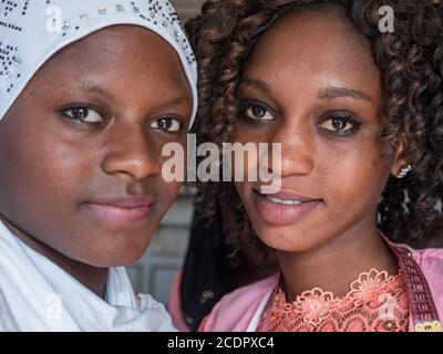 Nianing, Sénégal - 24 janvier 2019 : portrait de belles jeunes femmes sénégalaises. Afrique Banque D'Images