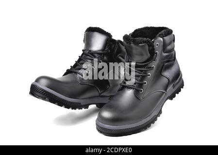Bottes d’hiver en cuir noir pour hommes sur fond blanc, chaussures de randonnée, chaussures de chantier pratiques, isolat de gros plan Banque D'Images